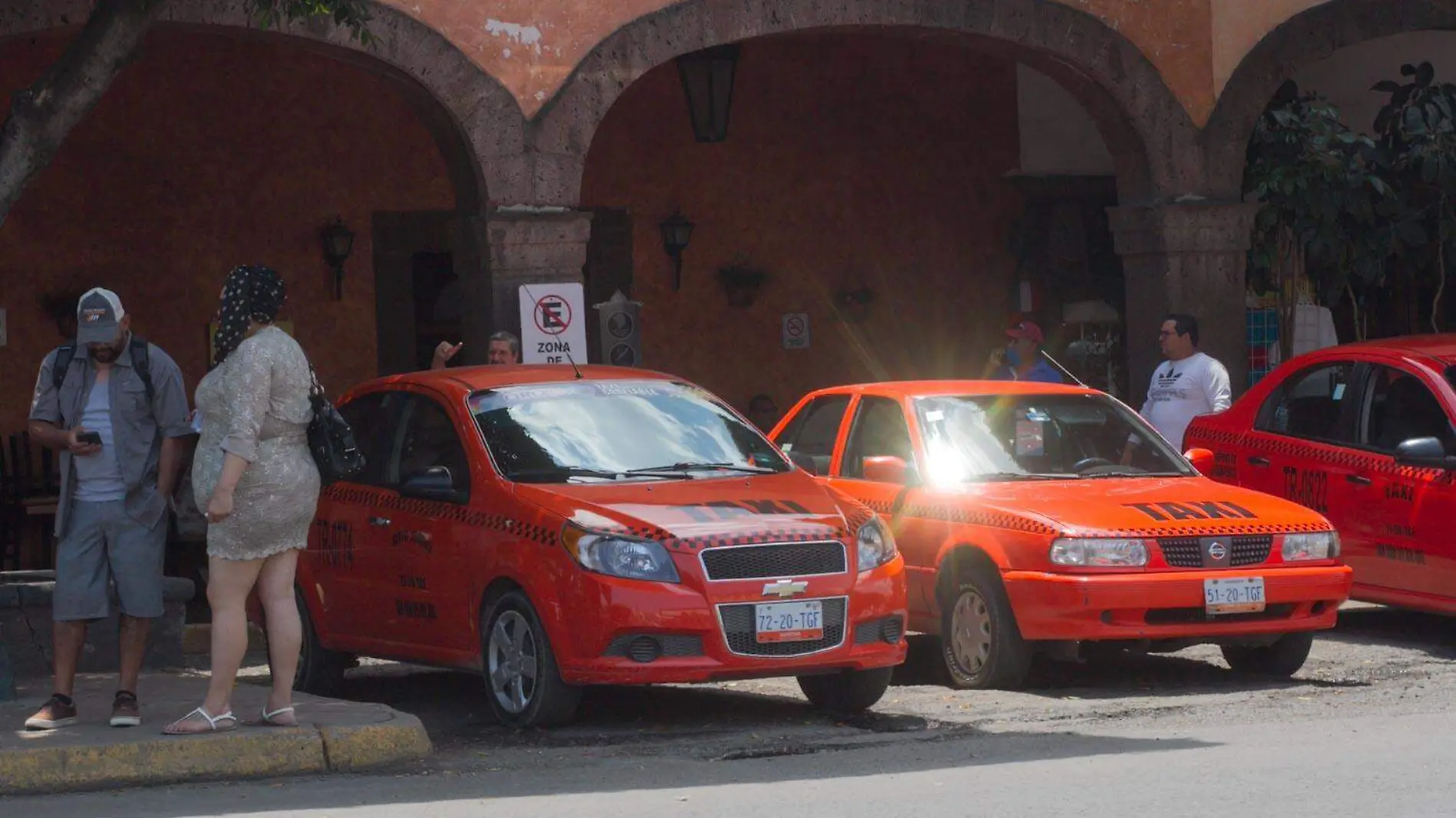 Con baja en servicio de traslados, taxistas hacen entregas a domicilio.  Foto César Ortiz  El Sol de San Juan del Río